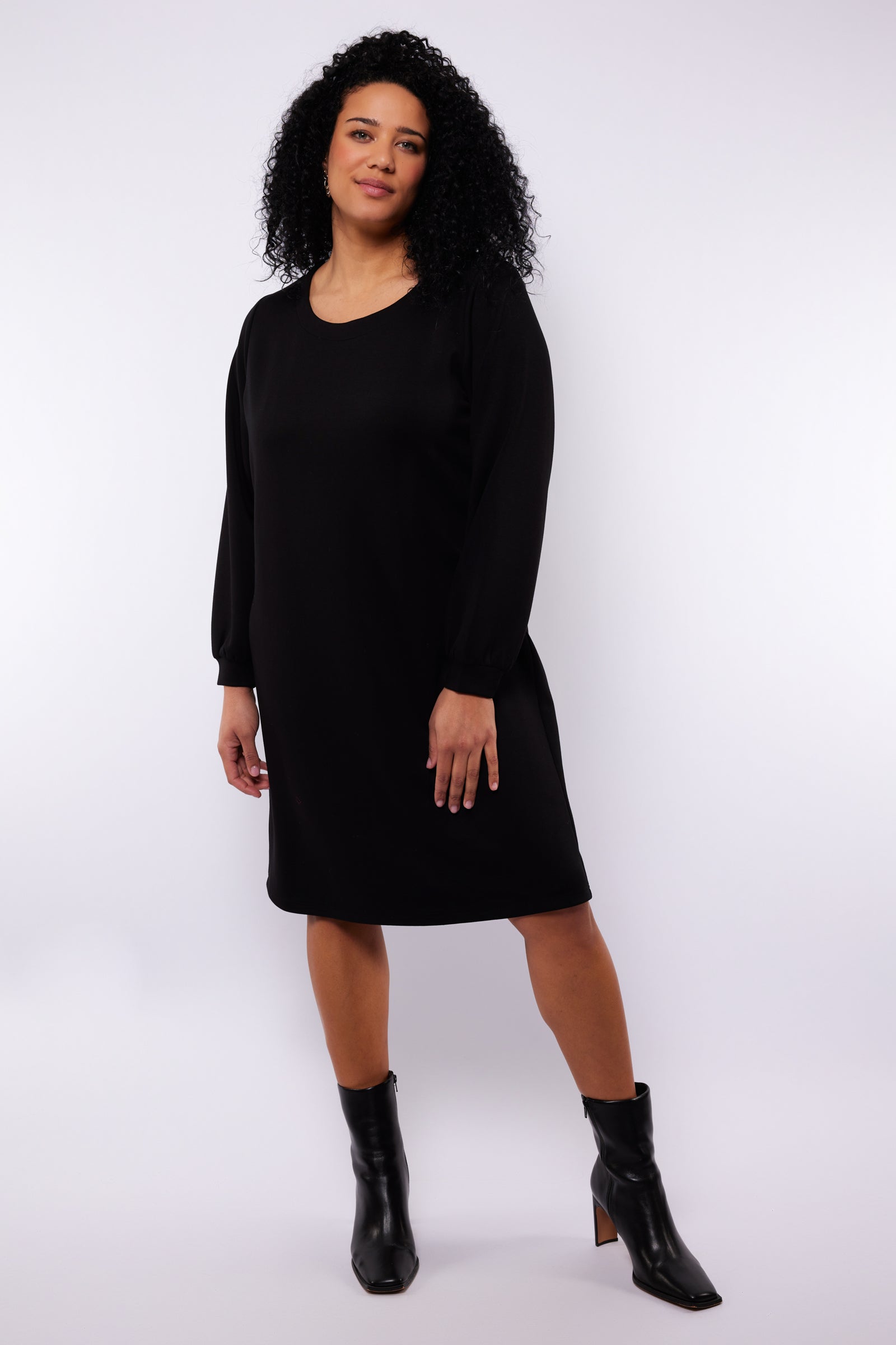 Madalyn Dress by Exxcellent (available in 2 colors)