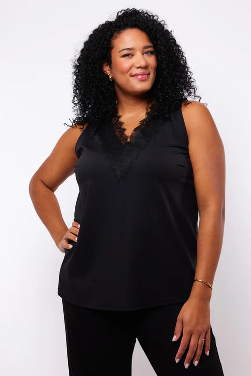 Elsa Top met lace detail by Exxcellent (Available in black & white)