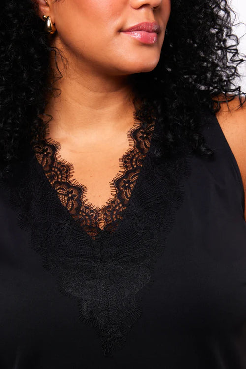 Elsa Top met lace detail by Exxcellent (Available in black & white)