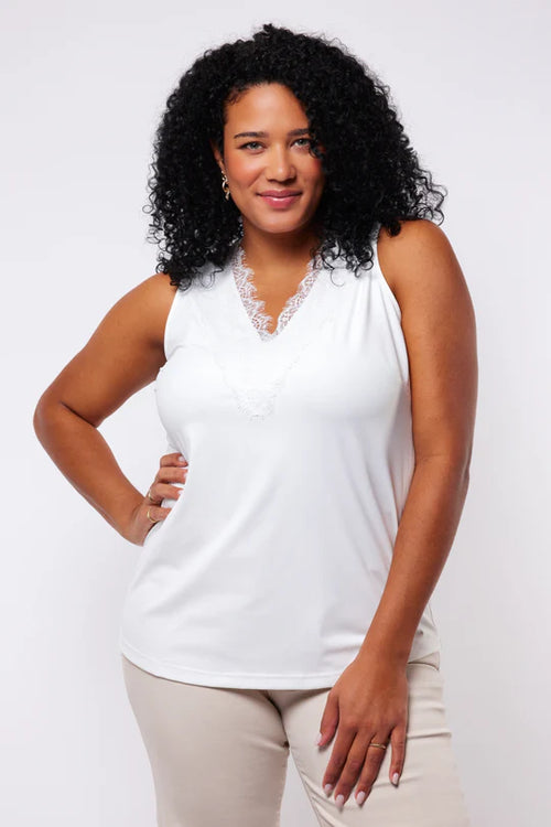 Elsa Top met lace detail by Exxcellent (Available in black & white)