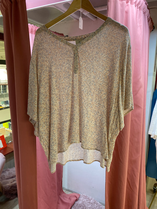 s7 peppercorn beige blouse met print