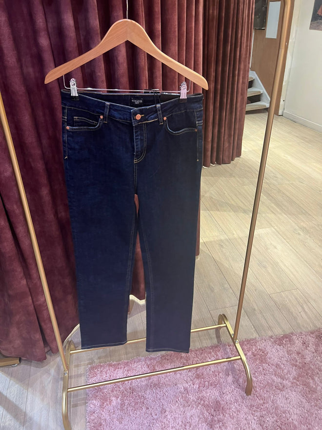 Base level Elif high rise regular dark blue Jeans